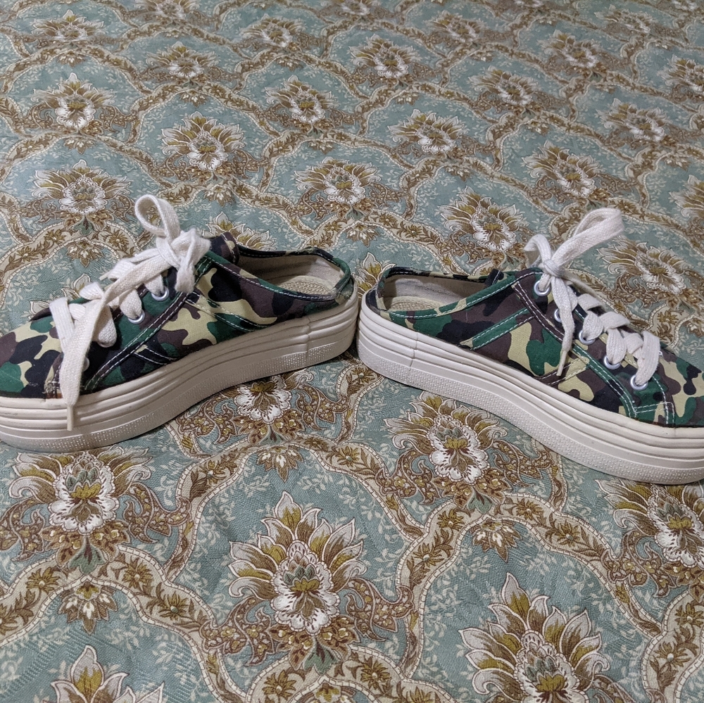 Y2K camo platform sneakers